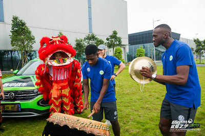 德甲战车轰隆作响，狼堡对决法兰克福上演绿茵双雄争霸，共筑足球文化交流桥梁